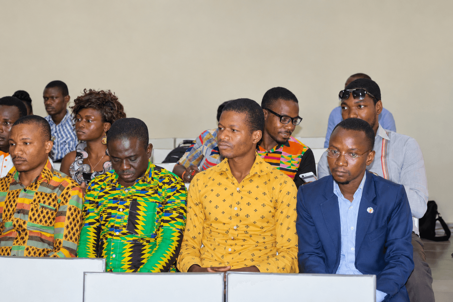 Jeunes participants attentifs lors d'un atelier